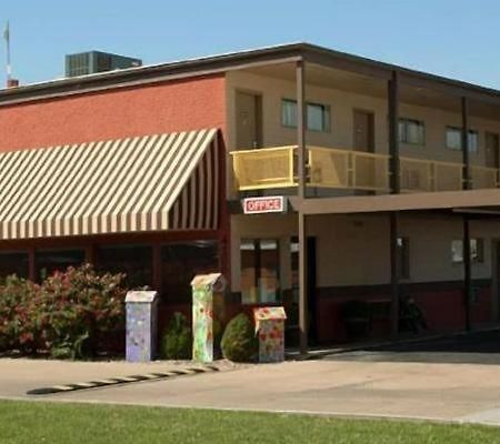 Big Bend Traveler'S Inn Great Bend Εξωτερικό φωτογραφία