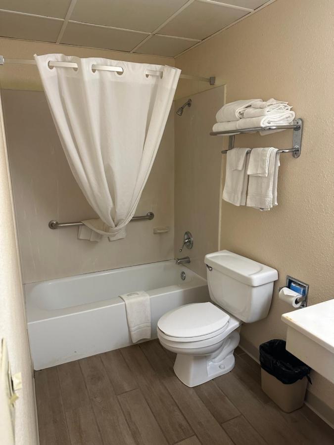 Big Bend Traveler'S Inn Great Bend Εξωτερικό φωτογραφία
